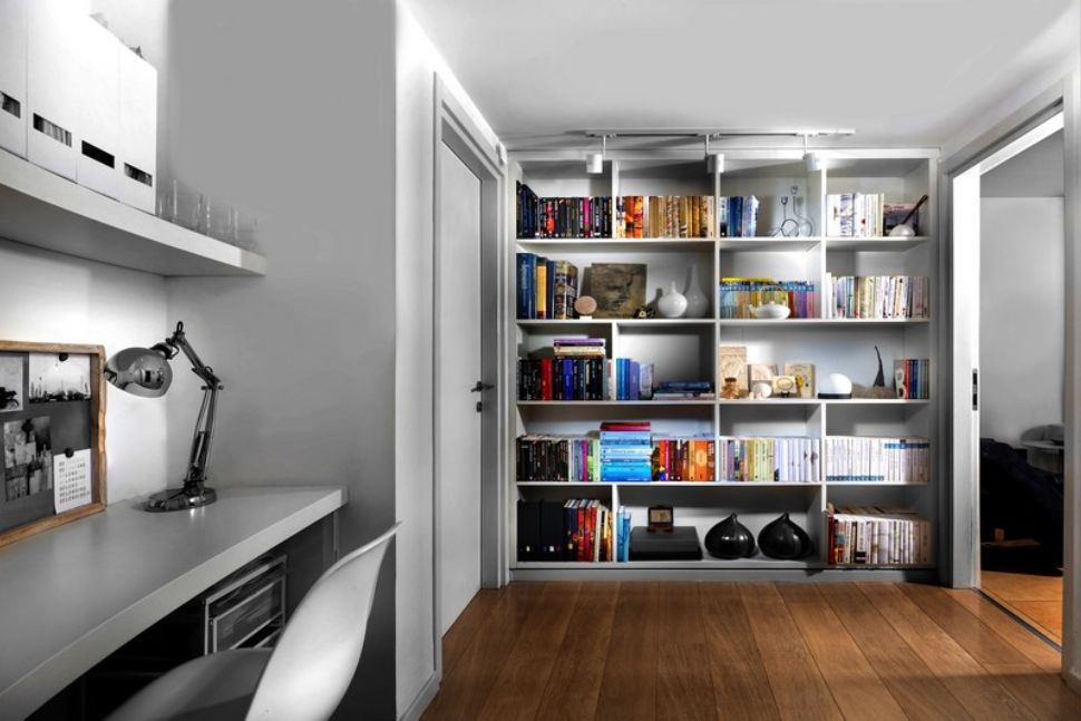 ספרייה בכניסה לחדרים