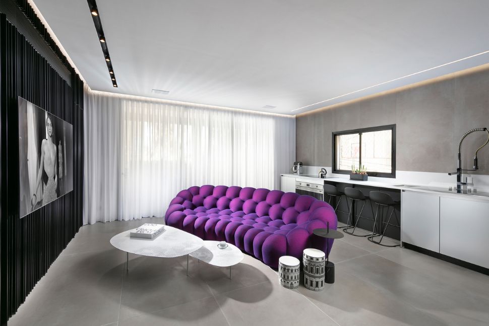 סלון אפור עם ספה סגולה