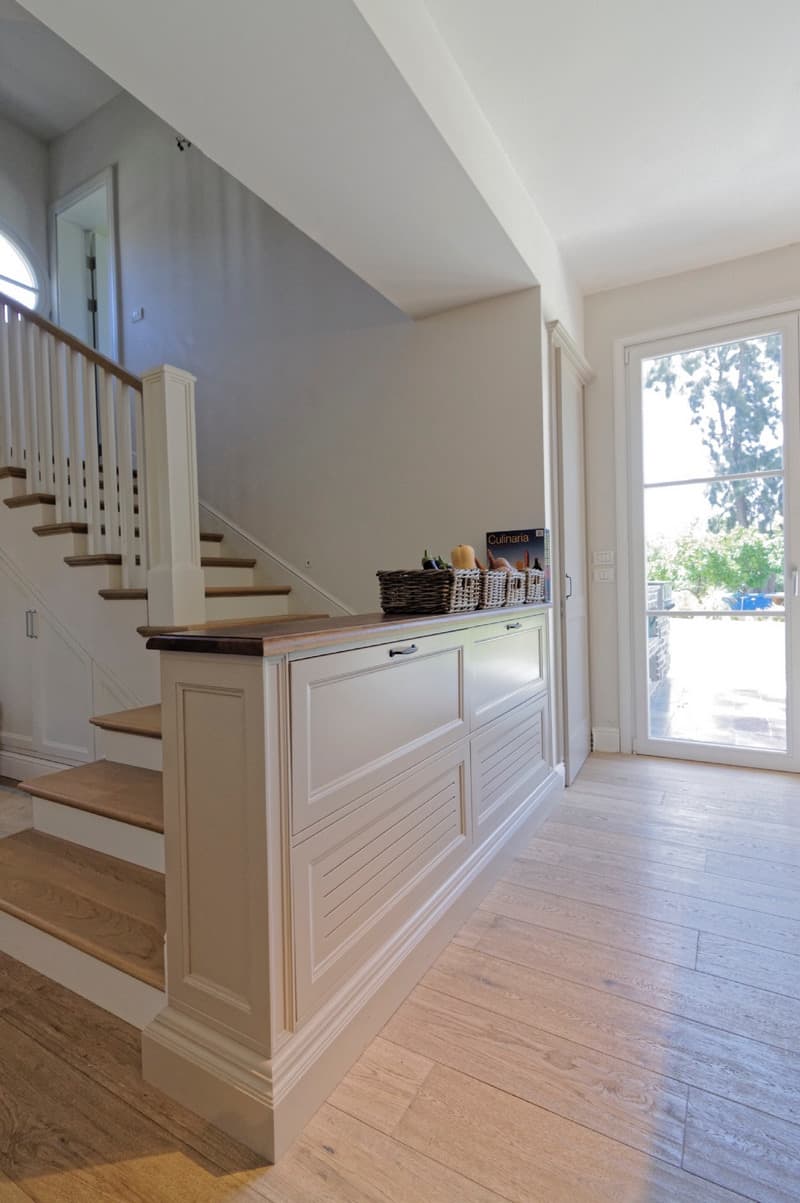 מדרגות ומעקה מעץ אלון ואפוקסי