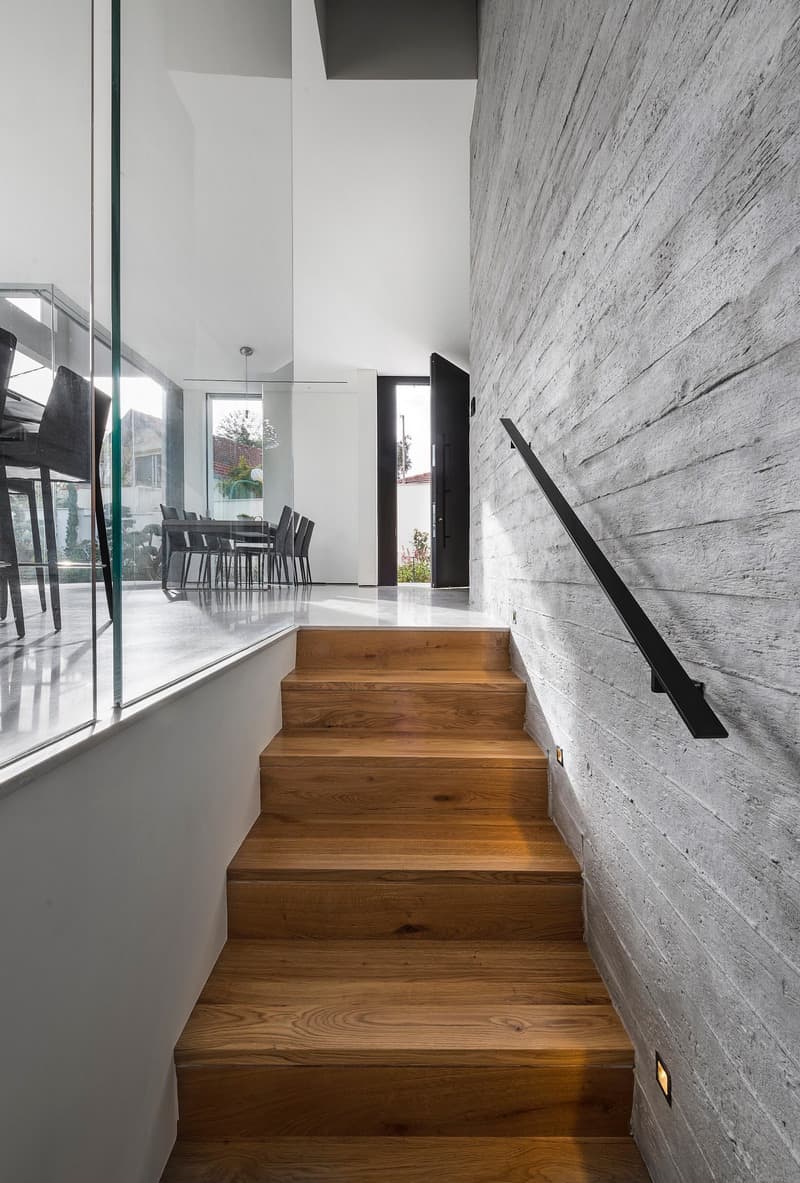 מדרגות בחיפוי עץ