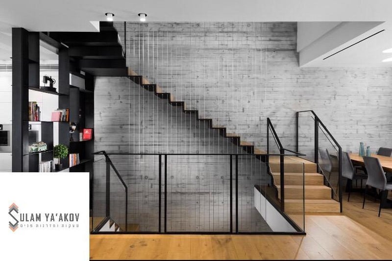 מדרגות ברזל וכבלים