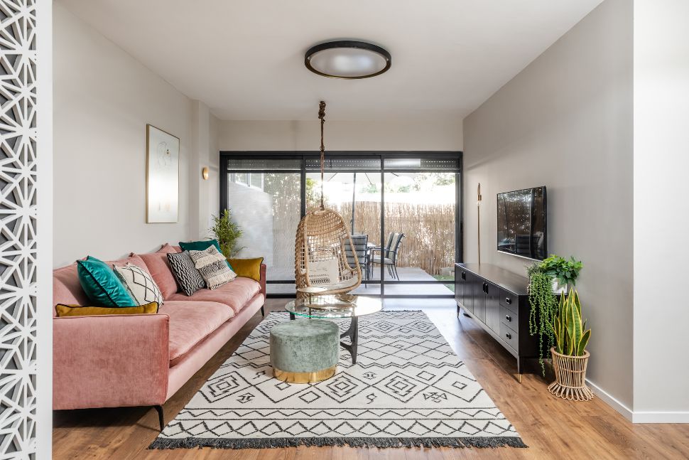 סלון עם ספה ורודה