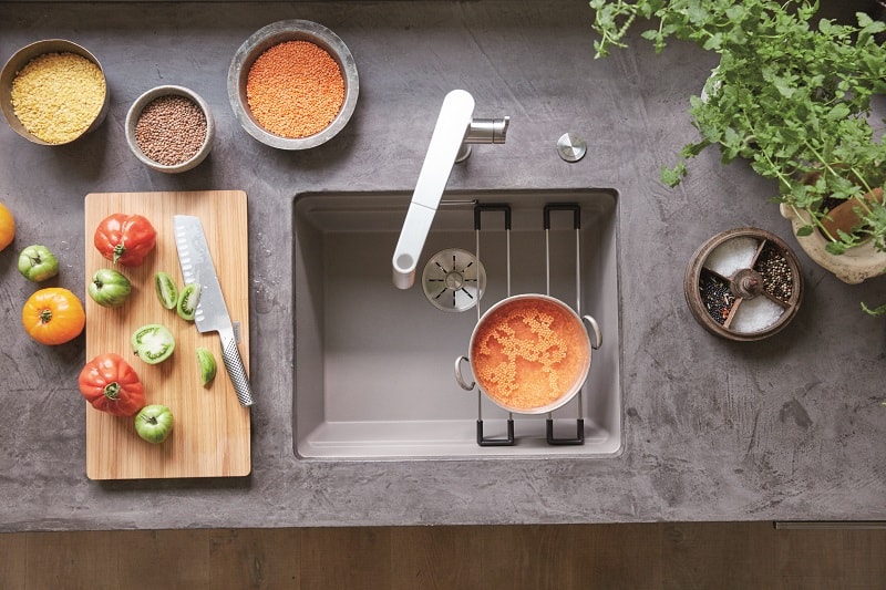 הכיור במרכז הבמה: כיורי המטבח שאתם חייבים להכיר