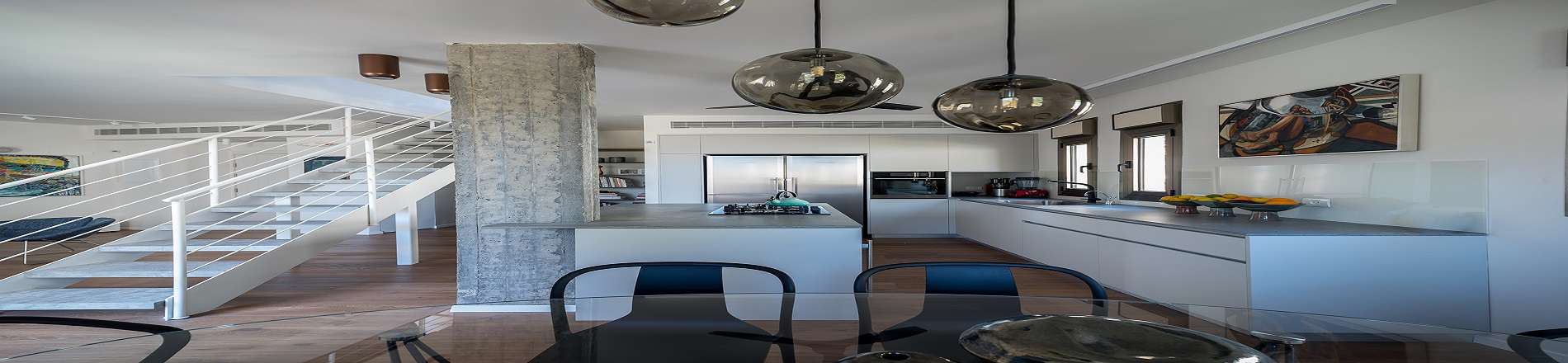 לעבור את הקיר: תכנון מחדש של דירה תל אביבית עבור אספנית אמנות