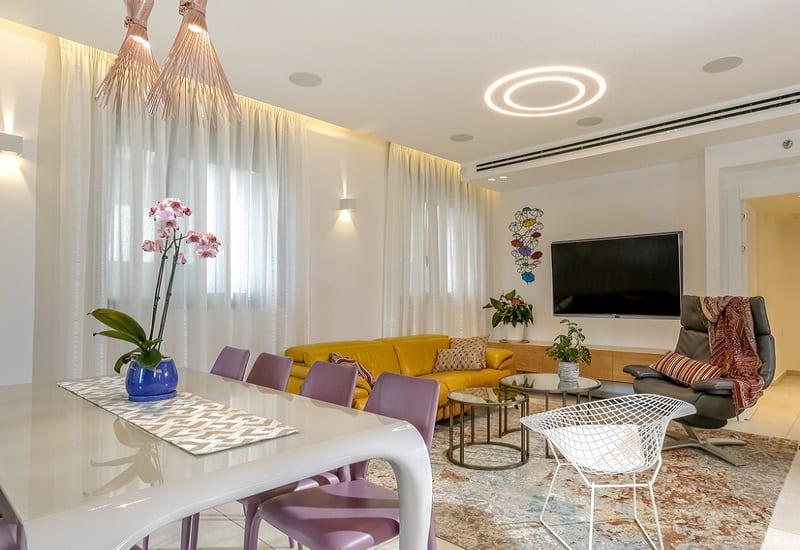 עם הנכדים אבל גם לבד