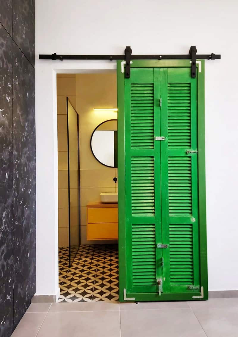 בדרך אל הכפר פותחים תריסים