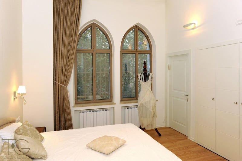 חדר שינה עם חלונות מקושתים