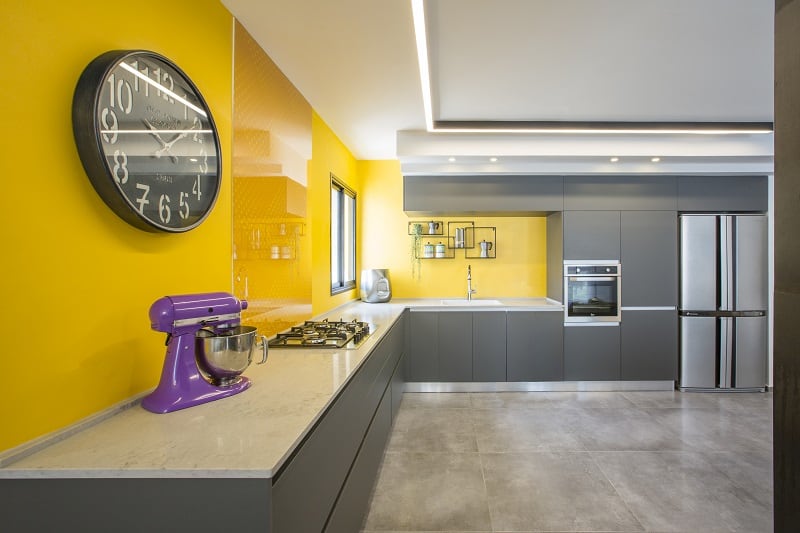 מטבח צהוב ללא אי