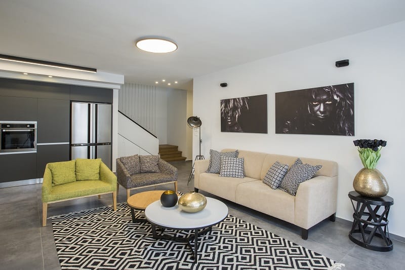 סלון בצבעים רגועים