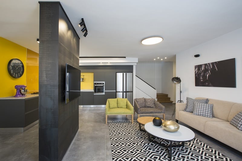 קיר מפריד בין הסלון והמטבח