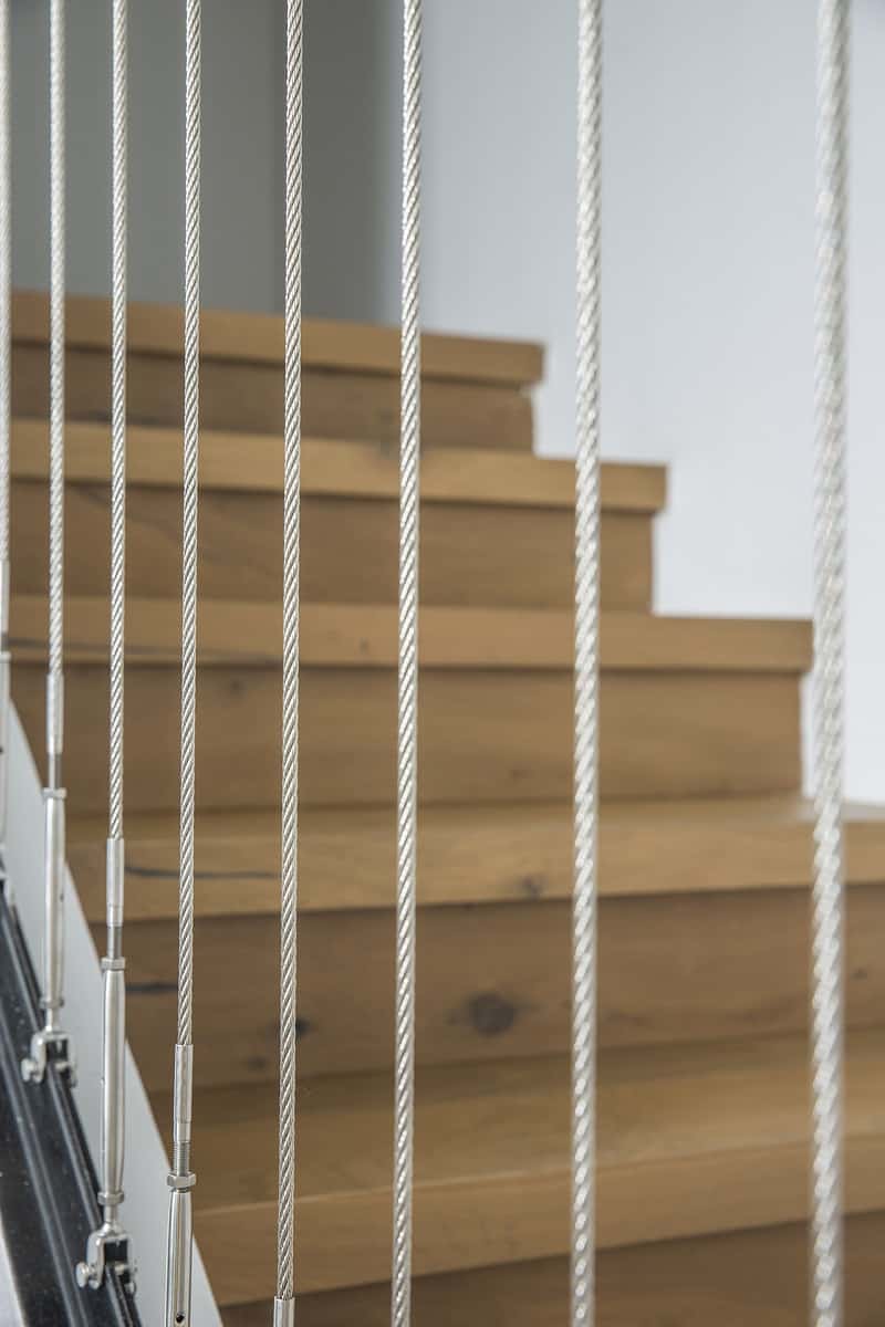 גרם מדרגות עם כבלים