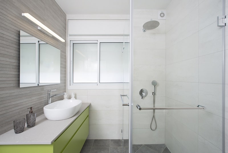 חדר רחצה לבן