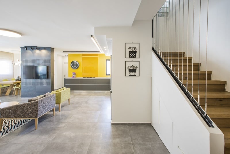 כניסה, סלון, מטבח ומדרגות