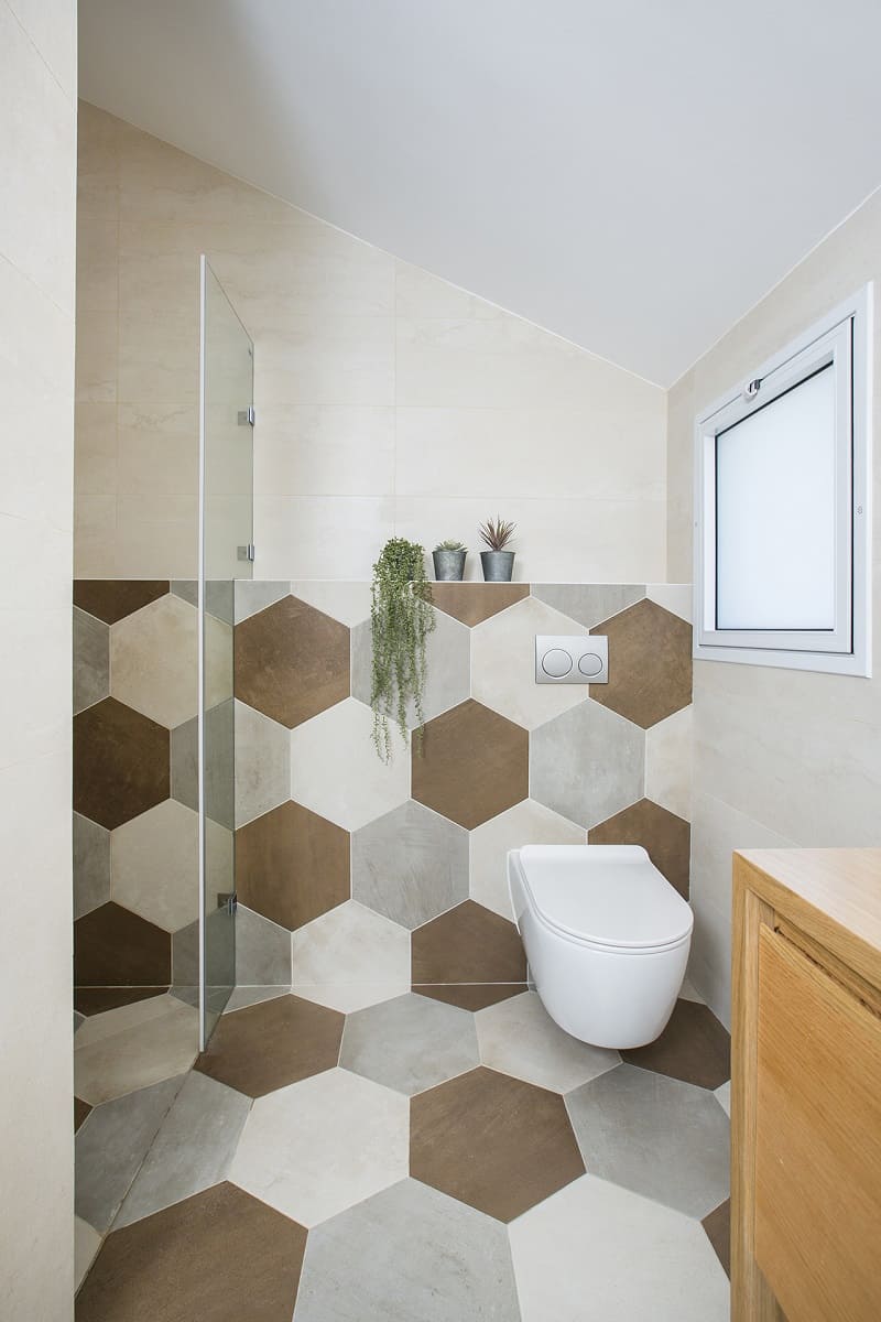 חדר רחצה בגוונים של חום ובג'