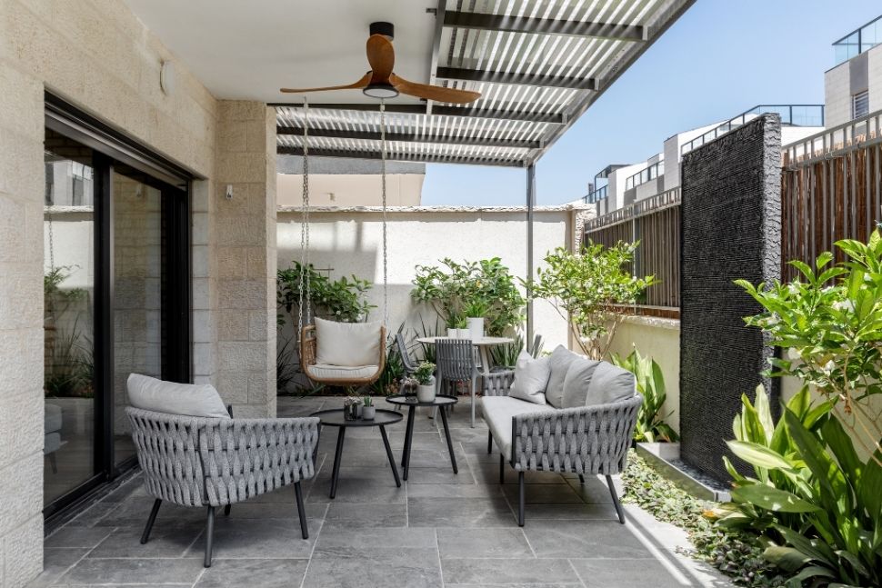 קיר מים בחצר