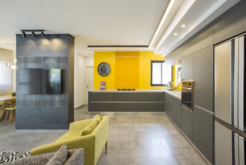 מטבח צהוב פתוח לסלון