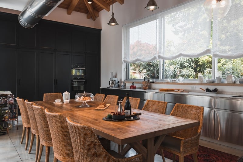 פינת אוכל גדולה במטבח