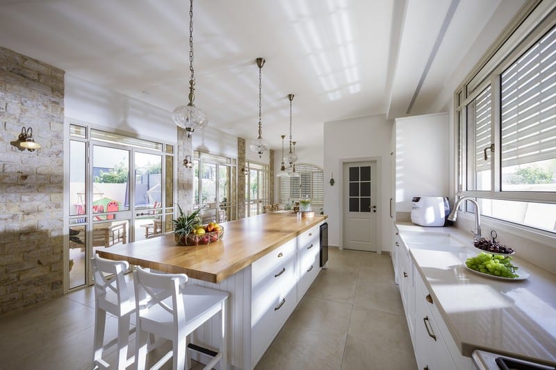 צבעוניות נוכחת בבית שמשלב סגנון כפרי ומודרני