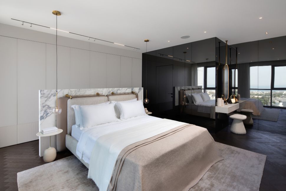 חדר שינה מודרני עם מצעים