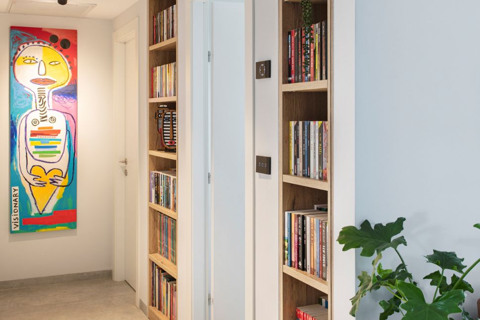 מסדרון עם ספרייה