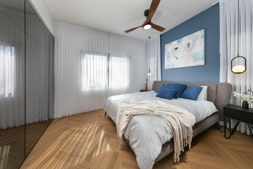 חדר שינה עם טלוויזיה בארון