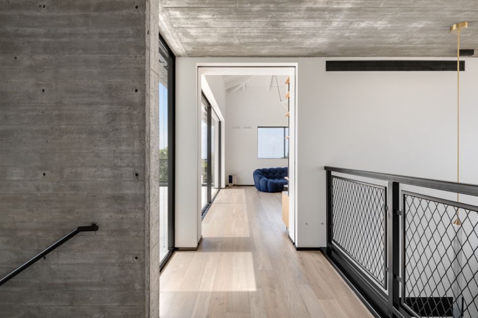 גשר מעל הקומה התחתונה