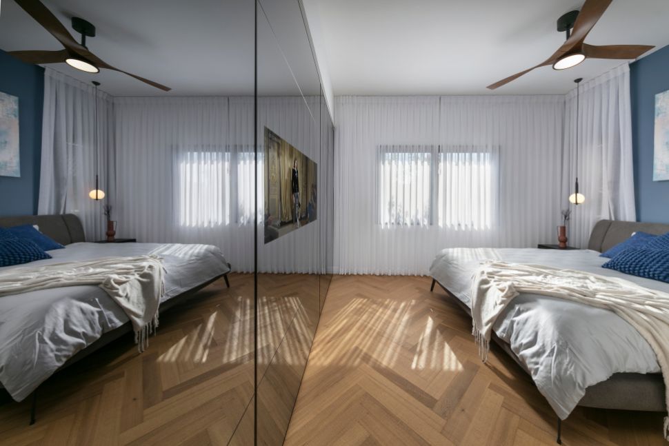 חדר שינה עם טלוויזיה בארון