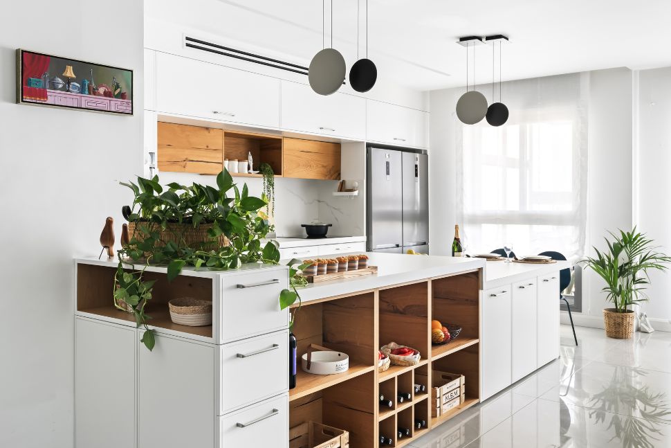 מטבח לבן עם תוספת עץ