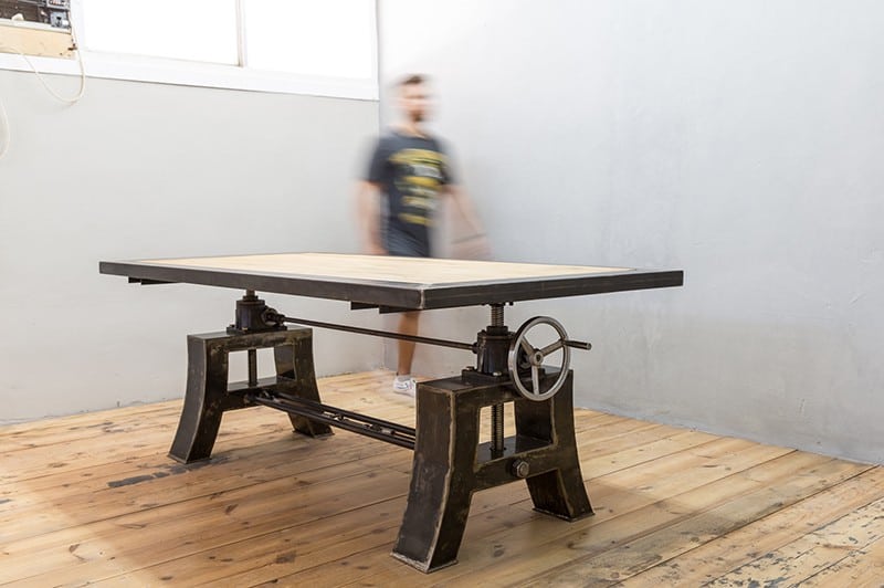 שולחן מתכוונן בעיצוב אודי קדים