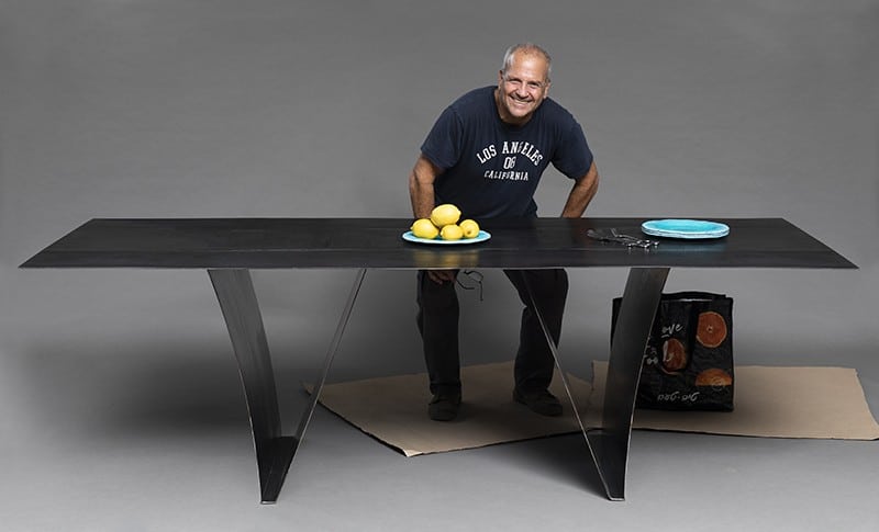 אודי קדים עם שולחן מהסדרה החדשה PALATA