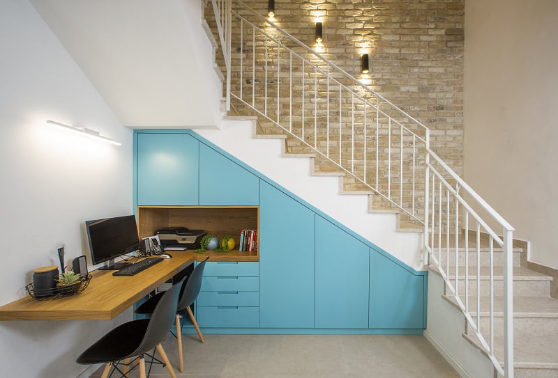 מדרגות ומזווה כחול