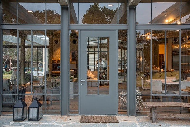 חלונות שמגשימים חלומות: 4 עובדות שלא ידעתם על חלונות בלגיים מברזל ב-4 בתים של האדריכל יהונתן מונג'ק