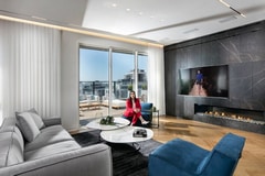 הקיר השחור: עיצוב יוקרתי בגוונים דרמטיים