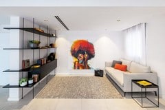 משחק של ניגוד: שחור ולבן שמסמלים את המודרני לעומת הישן