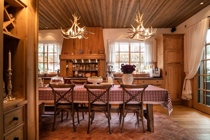 שוויצריה הקטנה: בית כפרי בסגנון שוויצרי בלב שכונת סביון