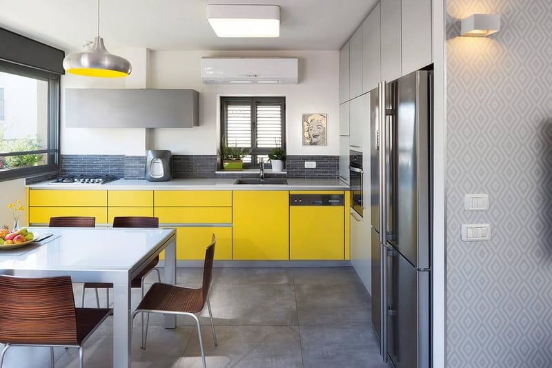 למה להסתפק באחד? עיצוב מטבח בשני צבעים או יותר