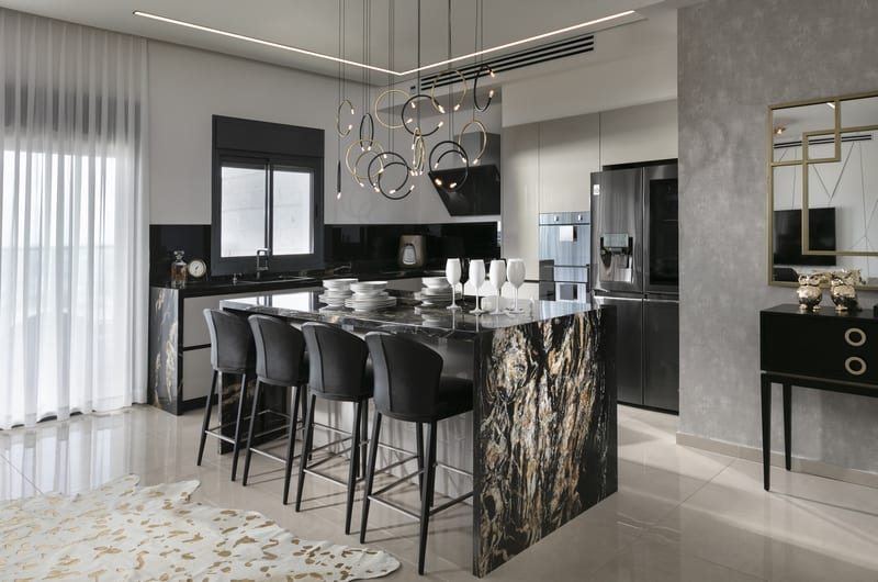 התחלה חדשה: עיצוב בשחור וזהב לדירת חלומות