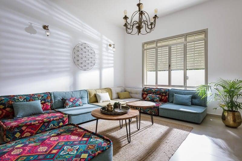 סלון צבעוני כפרי