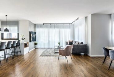 אלגנטיות של דירה: עיצוב מוקפד בסגנון מודרני חם