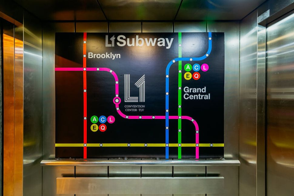 קיר עם מפת מטרו