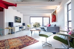 כשהצבע והים נפגשים: עיצוב צבעוני מול נוף חיפה