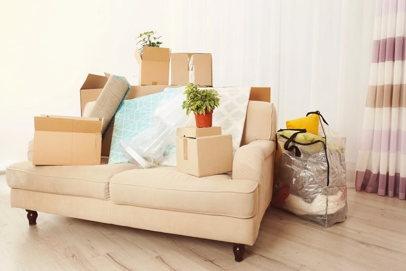 Packed household stuff for moving into new house ספה מלאה בקופסאות