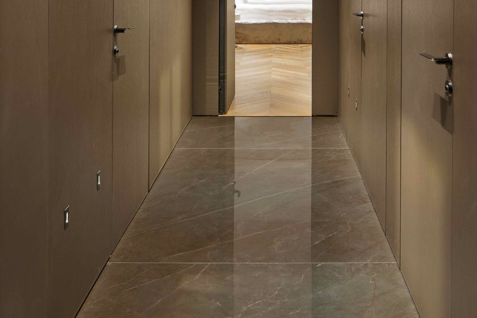 מסדרון עם ריצוף שיש