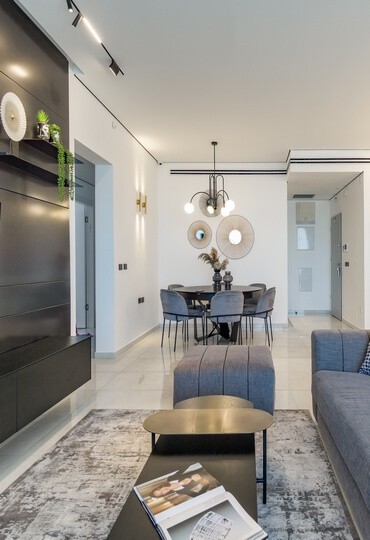 מהקירות לכריות: עיצוב והלבשת בית למשפחה