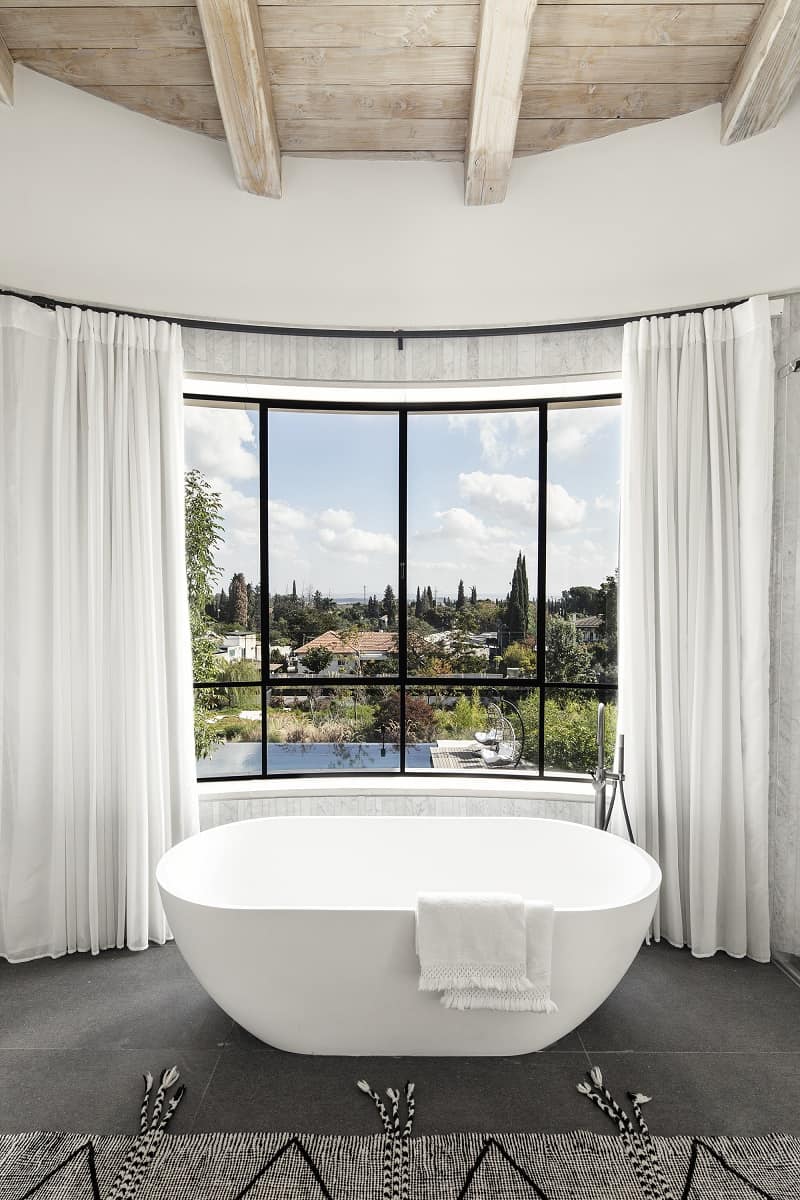 אמבטיה עם נוף פסטורלי