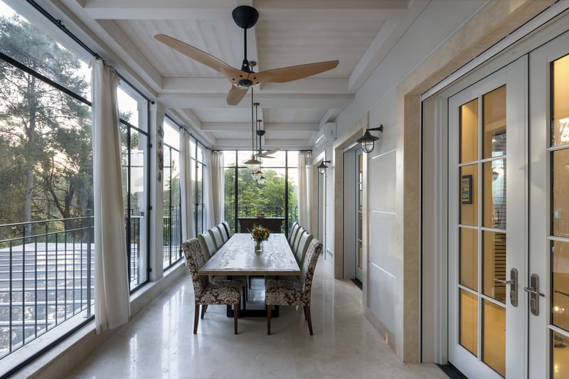 פטיו בלב חורשה