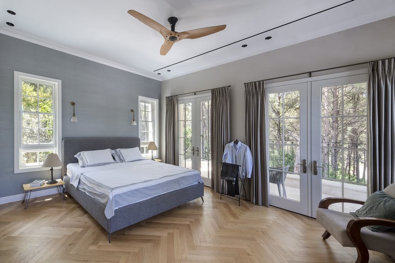 חדר שינה עם חלונות