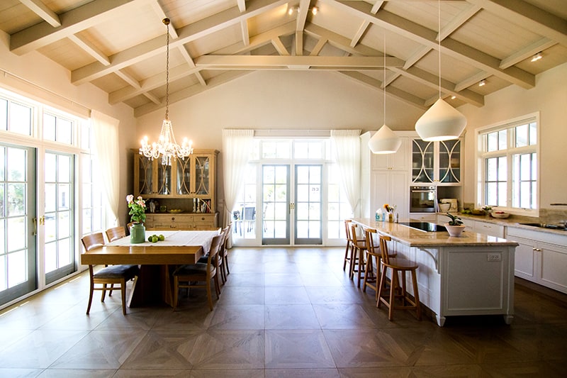 חלל מטבח ופינת אוכל בעיצוב כפרי