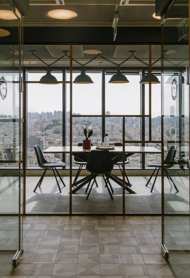 חם מהמפעל: עיצוב משרד במראה תעשייתי