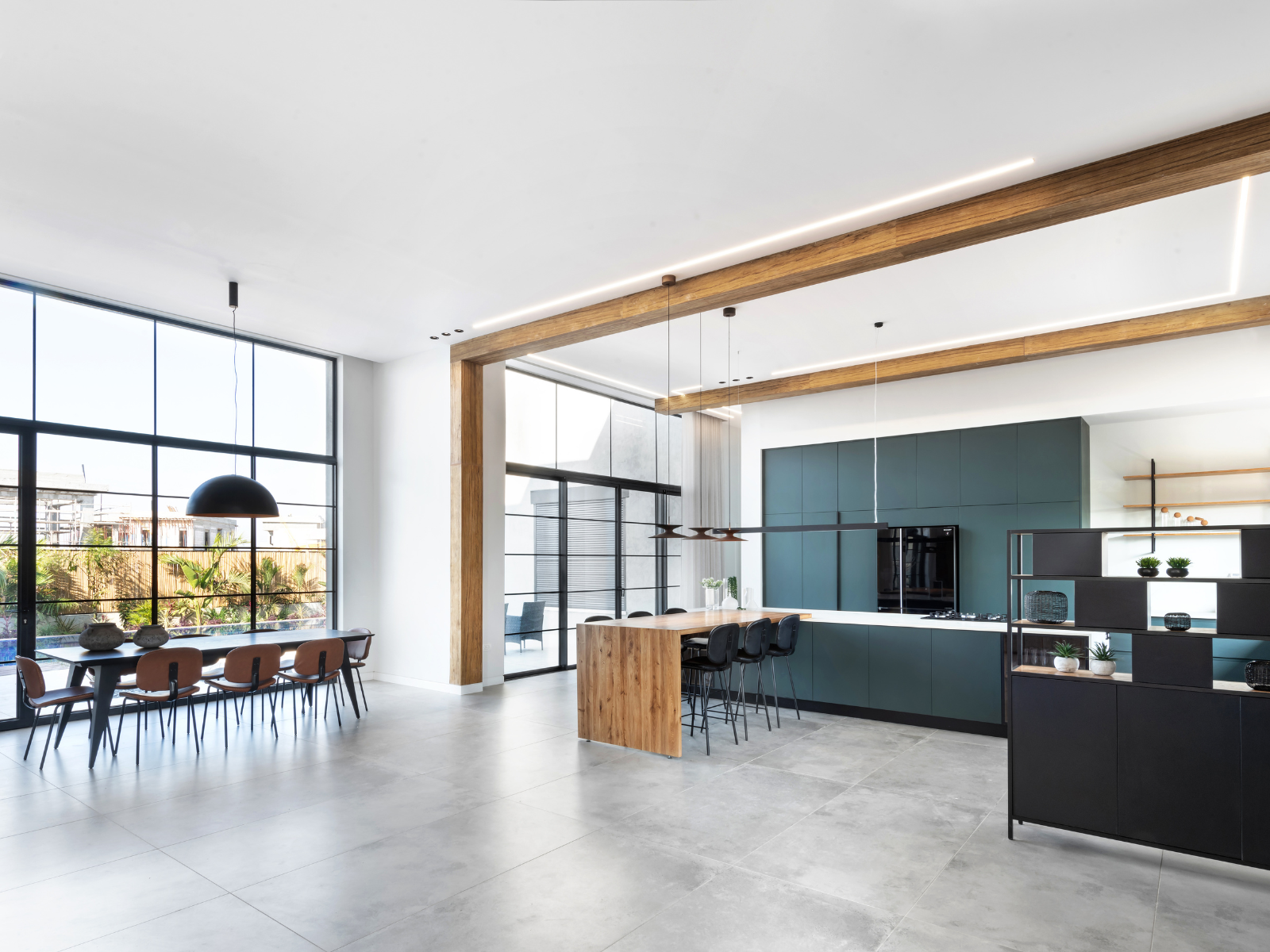 חלל פתוח ובו מטבח ואי